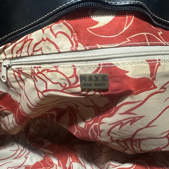 MAXX New York Tan and Black Woven Tote Bag with Leather Trim and Straps 👑 - Picture 5 of 7